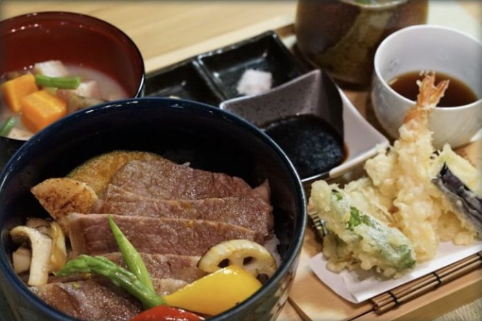 峠下牛ロースステーキ丼